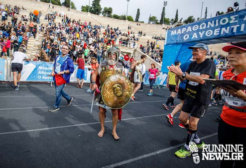 Σεβασμός στον Κρητικό σύγχρονο Φειδιππίδη: Ετρεξε 42.195 μέτρα ξυπόλυτος και με πανοπλία! Φυσικά και δεν έπαιξε σε κανένα κανάλι